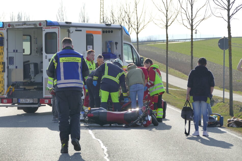 Der Motorradfahrer wurde in ein Krankenhaus gebracht.