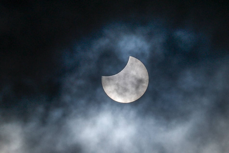 Am Mittwoch wird sich der Mond vor die Sonne schieben, sodass in Berlin und Brandenburg eine partielle Sonnenfinsternis zu sehen sein wird. (Archivfoto)