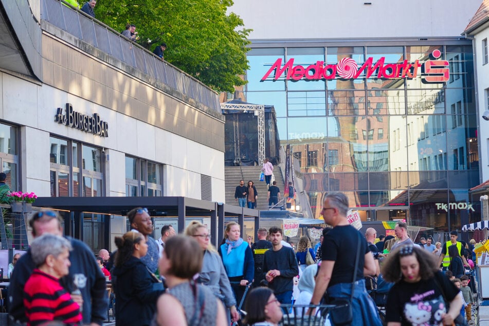 Das traditionelle Hafenfest ist ab Freitag (29.5.) zurück im Tempelhofer Hafen und lädt außerdem zum verkaufsoffenen Sonntag (31.5.).