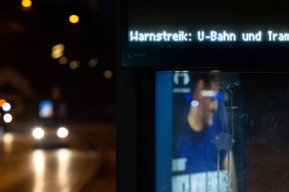 Ein Infoscreen der MVG weist auf den Warnstreik hin. In München stehen am Donnerstag und Freitag große Teile des öffentlichen Nahverkehrs still.