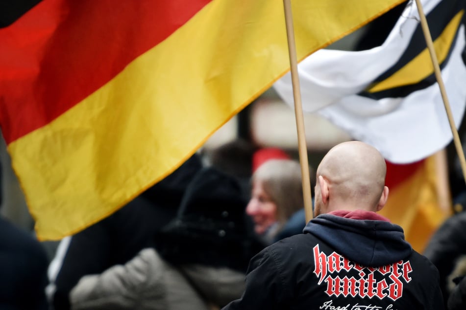 61 Rechtsextremisten und Reichsbürger mit Waffen und Waffenscheinen