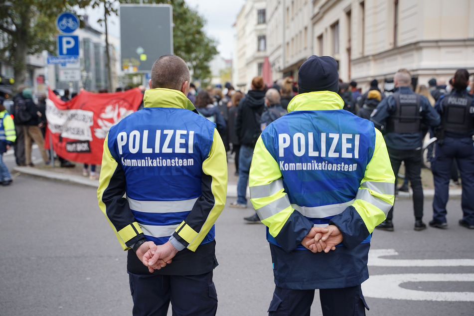 Ein Polizei-Großaufgebot war am Sonnabend in Leipzig präsent. Die Versammlungsbehörde hatte die Demos untersagt, für die seit Wochen unter dem Motto "Alle zusammen - autonom, widerständig, unversöhnlich!" mobilisiert worden war.