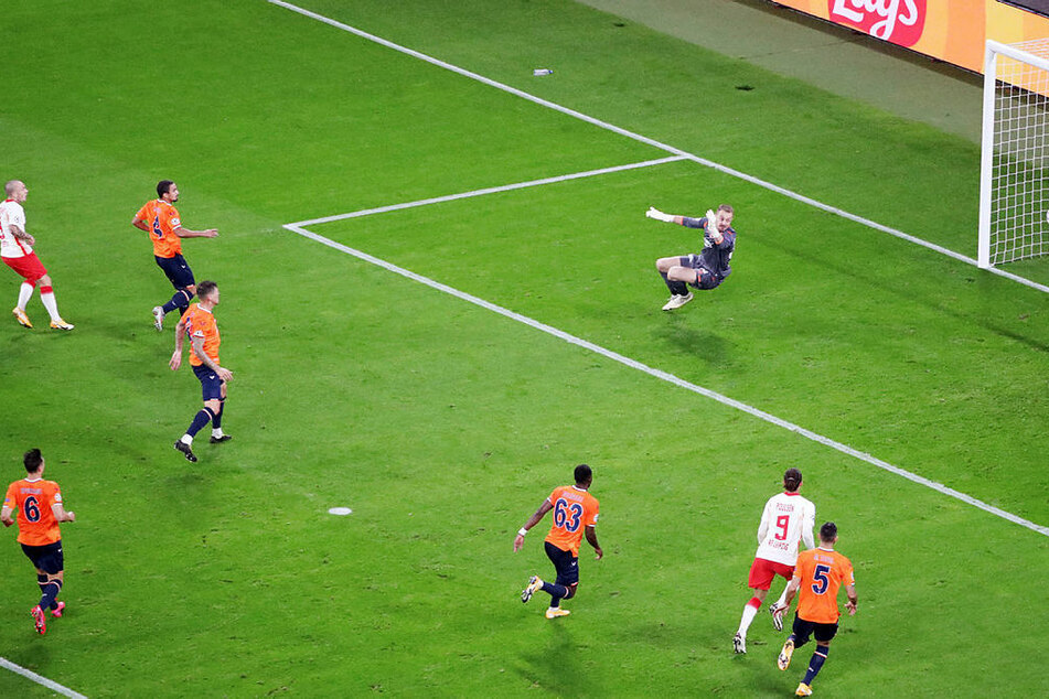 Das 2:0: Angelino (links oben) wird von Christopher Nkunku (nicht im Bild) bedient, schließt direkt gegen die Laufrichtung von Torhüter Mert Günok ab und erzielt den Doppelpack.