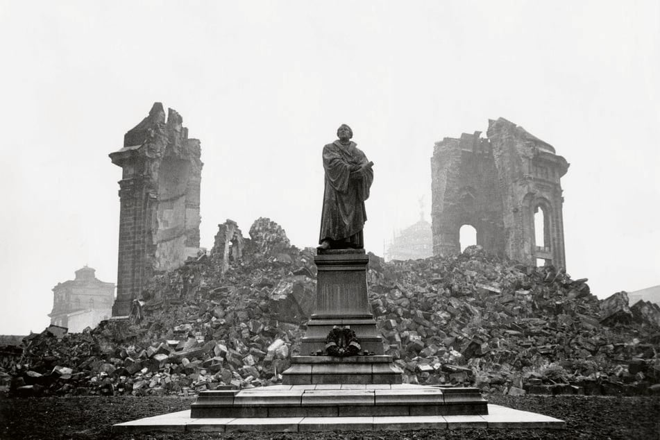 Das Luther-Denkmal vor den Stümpfen der Frauenkirche - so sah es mal aus in Dresden.