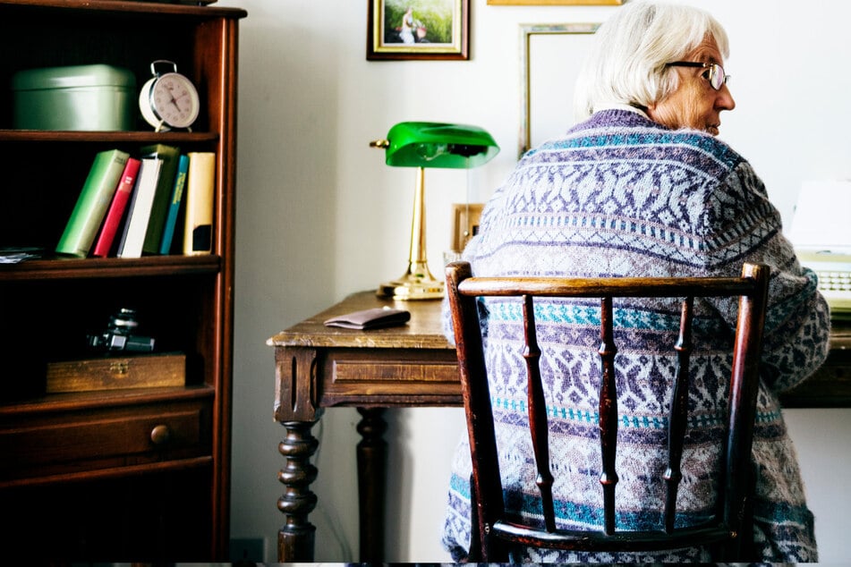 Die Seniorin bewahrte den Stein all die Jahre auf. (Symbolbild)