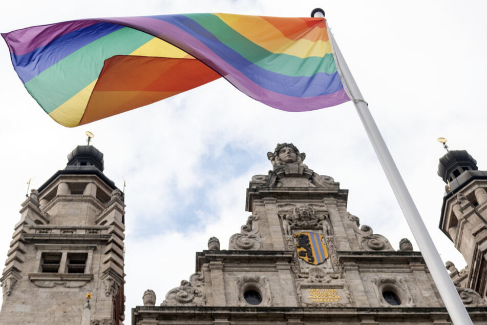 Die Regenbogen-Flagge weht vor dem Leipziger Rathaus im Wind: Das werden die Einwohner der Messestadt nun häufiger zu sehen bekommen.