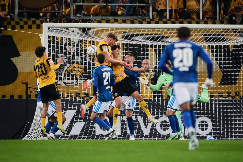 In der 88. Minute köpfte Christoph Daferner (28, o.) zum 2:0 ein.