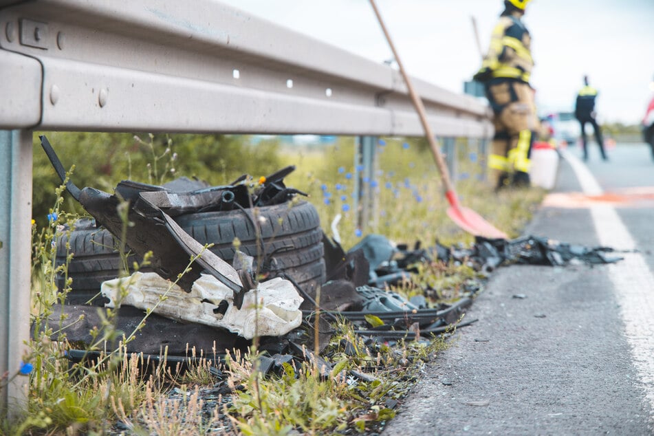 Trümmerteile mussten von der Fahrbahn geräumt werden.