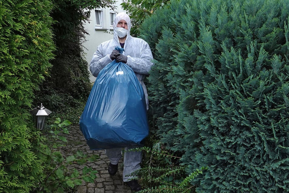 Insgesamt transportierten die Ermittler 150 Säcke voller Rauschpflanzen ab.