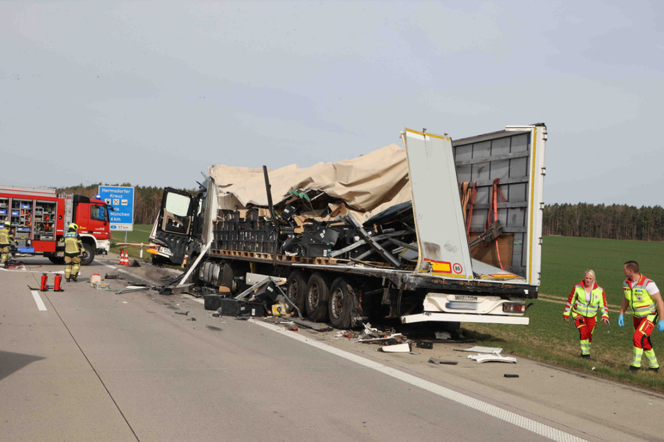 Unfall A4: Zwei Lkws krachen auf A4 zusammen: Autobahn stundenlang voll gesperrt