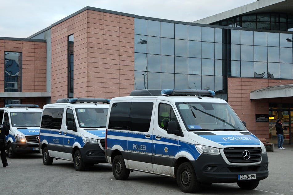 Die Polizei bereitet sich mit einem Großaufgebot - wie hier vor dem Rostocker Hauptbahnhof - auf das Hochsicherheitsspiel vor. (Archivbild)