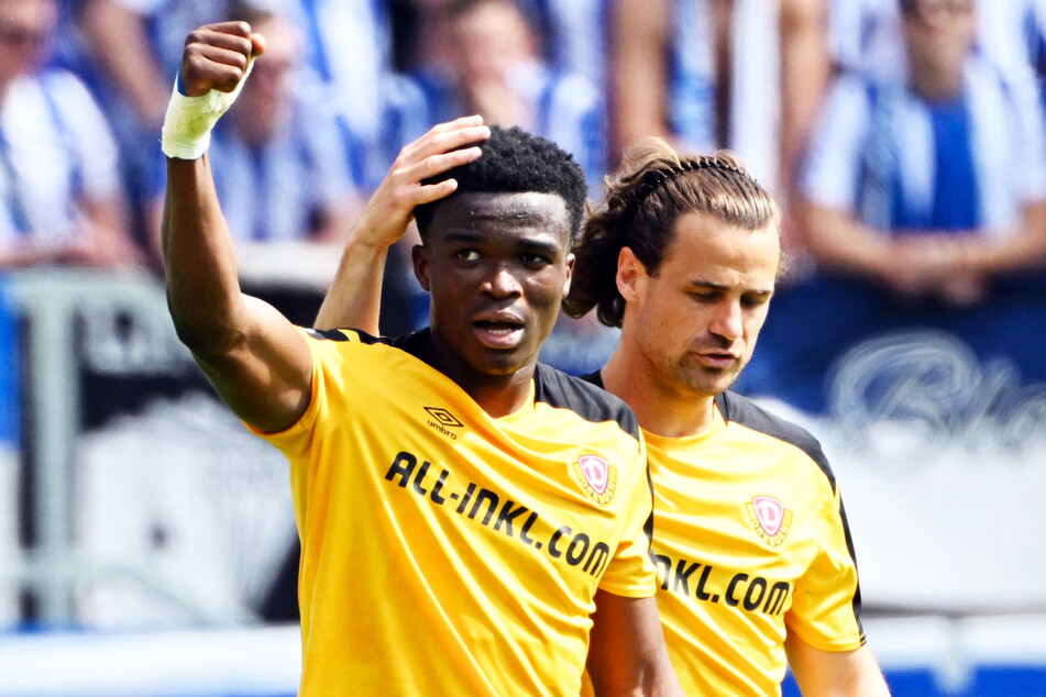 Michael Akoto (24, l.) rettete Dynamo Dresden beim KSC einen Punkt.