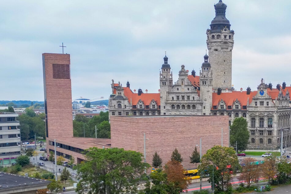 Die Fahrt endete in der Fassade der Probsteikirche. (Archivbild)