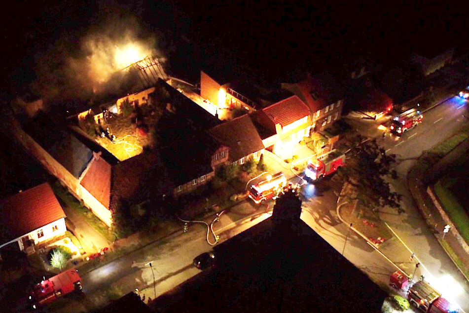 Die Scheine hatte aus noch unbekannter Ursache Feuer gefangen. Zur Bekämpfung der Flammen waren zeitweise 62 Feuerwehrleute vor Ort.