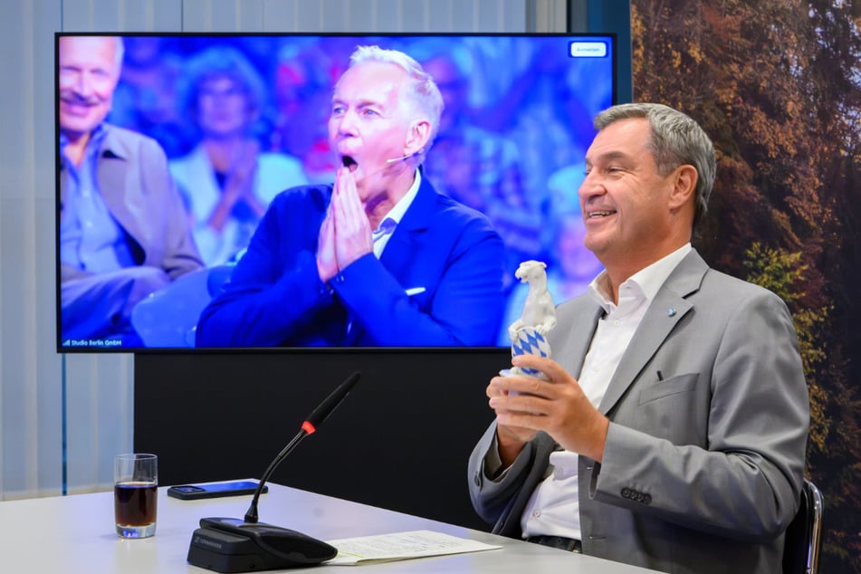Markus Söder zeichnet Johannes B. Kerner mit "Blauem Panther" aus