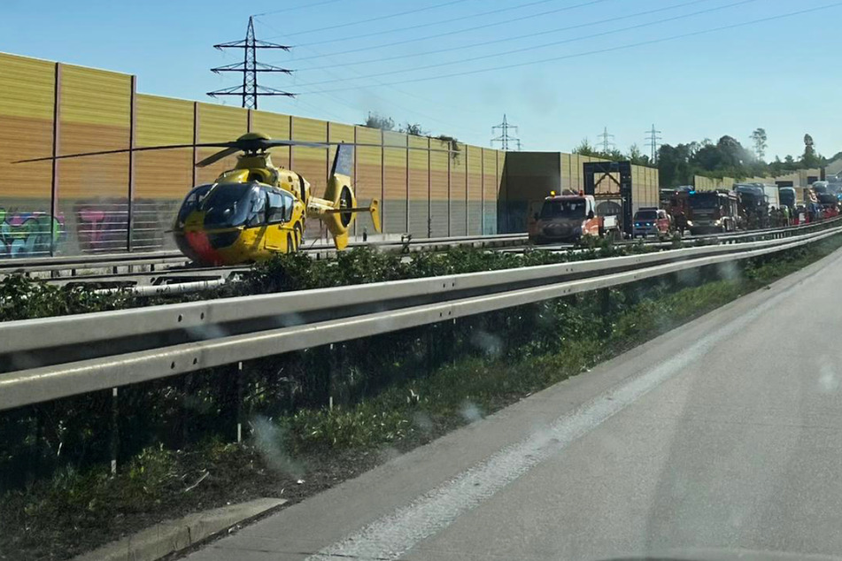 Ein Rettungs-Heli landete nach dem Unfall auf der Autobahn.