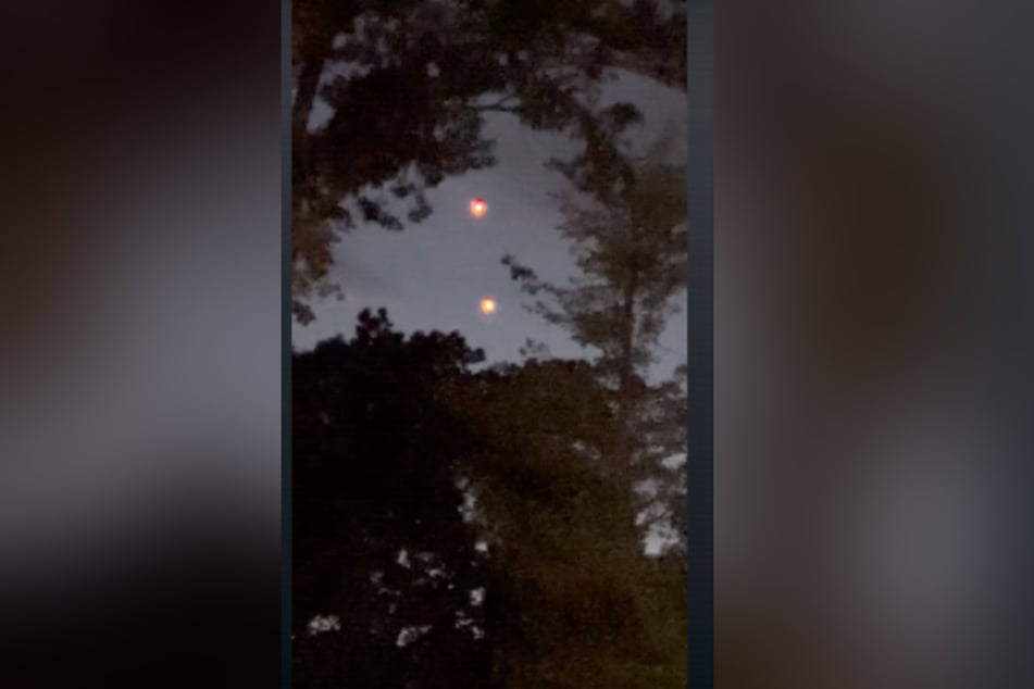 Hierbei handelt es sich um reale Videoaufnahmen von einem US-Bürger, der im Juni 2025 ebenfalls Kugeln am Himmel beobachtet hatte.