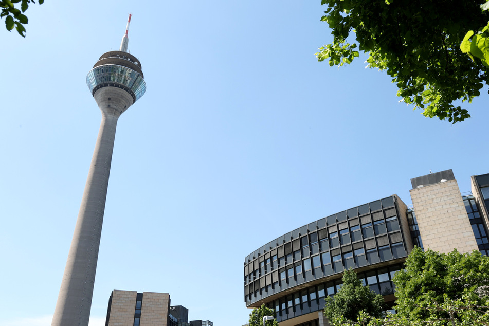 240,5 Meter in die Höhe ragt der Düsseldorfer Rheinturm. Das Bauwerk gilt als eines der Wahrzeichen der NRW-Landeshauptstadt.