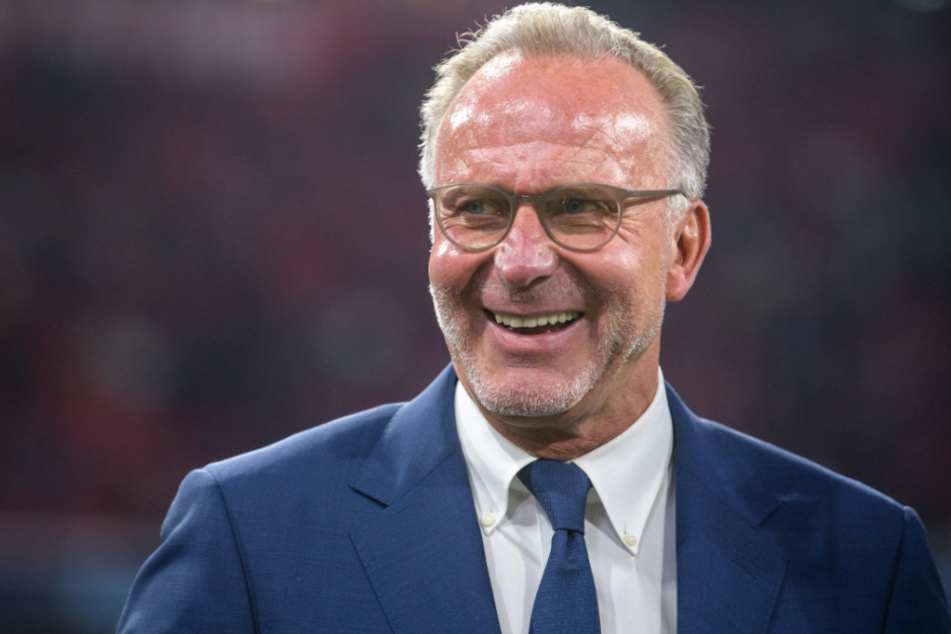 Karl-Heinz Rummenigge (65) vom FC Bayern München hat einem möglichen Wechsel von Trainer Hansi Flick (56) erneut eine klare Absage erteilt.