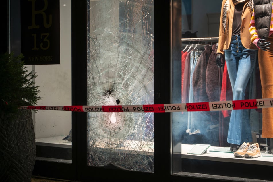 Täter versuchten sich in der Nacht zu Dienstag Zugang zu dem Modegeschäft "D!fferent" in der Hamburger HafenCity zu verschaffen.