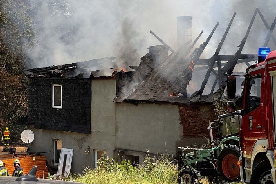 Auch ein angrenzendes Wohnhaus wurde durch die Flammen massiv beschädigt.