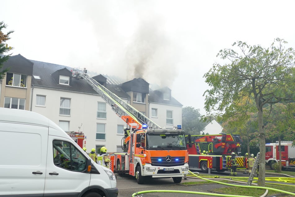 Mehr als 100 Kräfte kämpfen zwei Stunden lang gegen die Flammen.