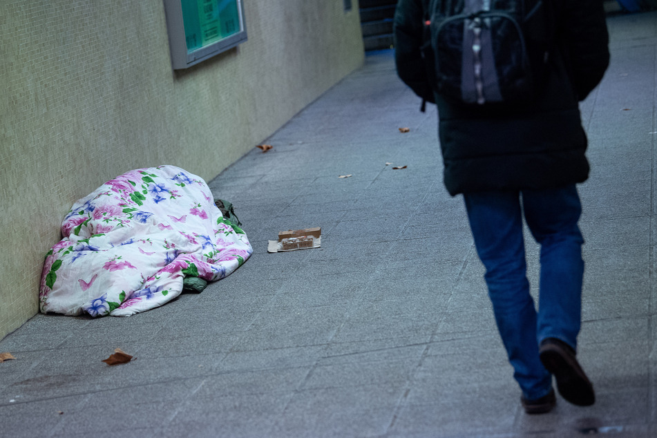 Ein schlafender Obdachloser liegt an einer Unterführung: Die Zahl der Wohnungslosen in NRW ist im Vergleich zum Vorjahr erneut gestiegen. (Archivbild)