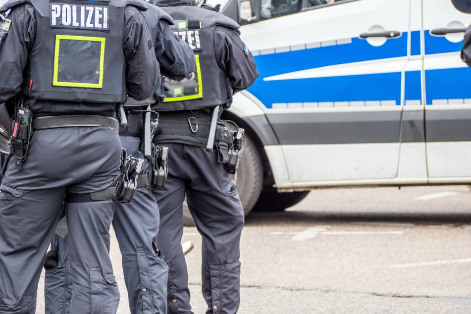 Sofern Bilder von Polizisten ins Netz gestellt werden, müssen die Gesichter der Beamten unkenntlich gemacht werden, wie das Oberlandesgericht Köln (OLG) in einem Urteil entschied. (Symbolbild)