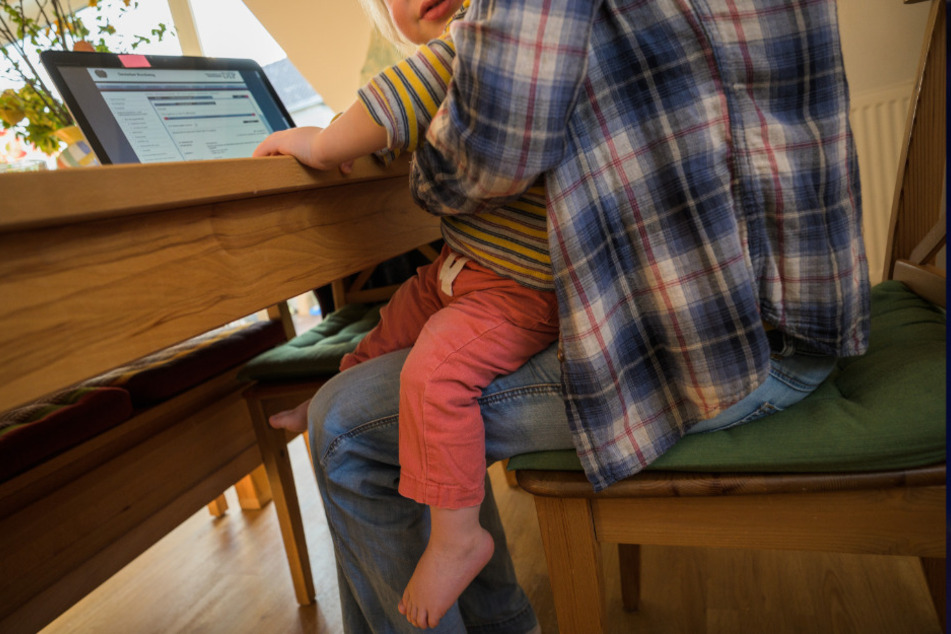 Über 250.000 Alleinerziehende arbeiten in systemrelevanten Jobs.