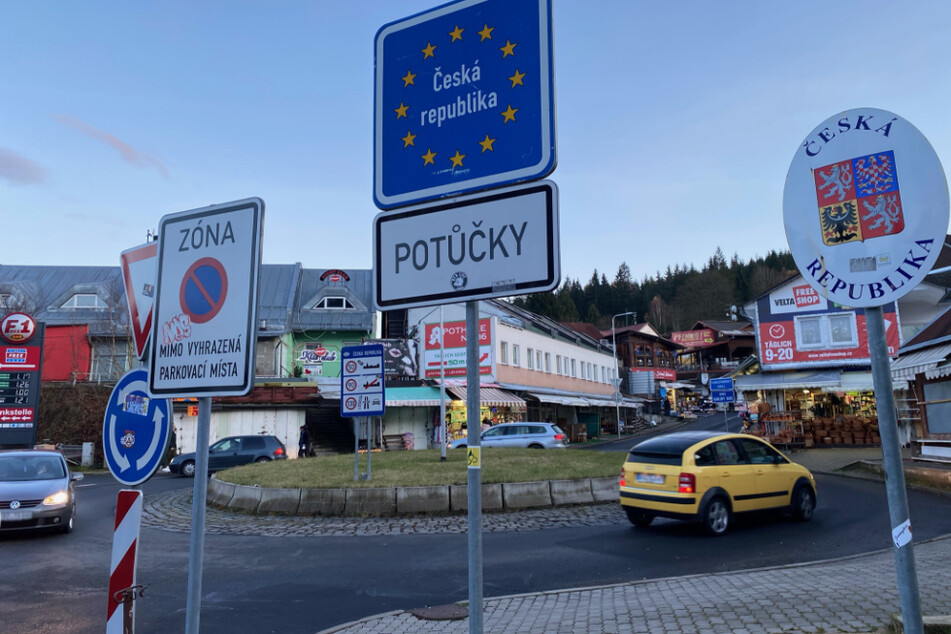 Am Grenzübergang Johanngeorgenstadt/Potůčky kam es zu einem Ansturm auf den kleinen Grenzverkehr in Tschechien.