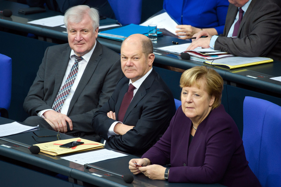 Innenminister Seehofer, Finanzminister Scholz und Bundeskanzlerin Merkel auf der Regierungsbank (Foto: Gregor Fischer/dpa)