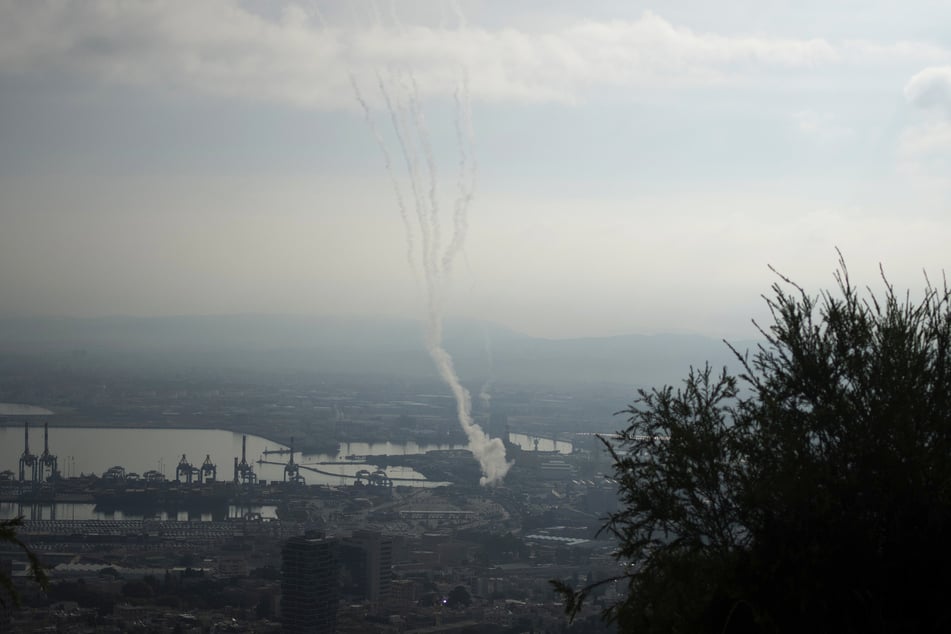 Das israelische Luftabwehrsystem Iron Dome ist im Dauereinsatz und fängt aus dem Libanon abgeschossene Raketen ab.