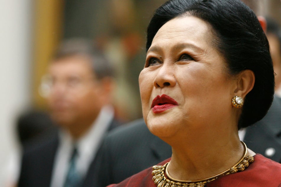 Königin Sirikit besichtigt die staatliche Tretjakow-Galerie in Moskau im Jahr 2007.