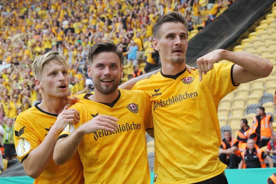 Stefan Kutschke (r.) jubelt mit Niklas Kreuzer (M.) und Marvin Stefaniak im August 2016 über seinen 2:2-Ausgleich gegen RB Leipzig. Dynamo setzte sich anschließend im Elfmeterschießen durch.