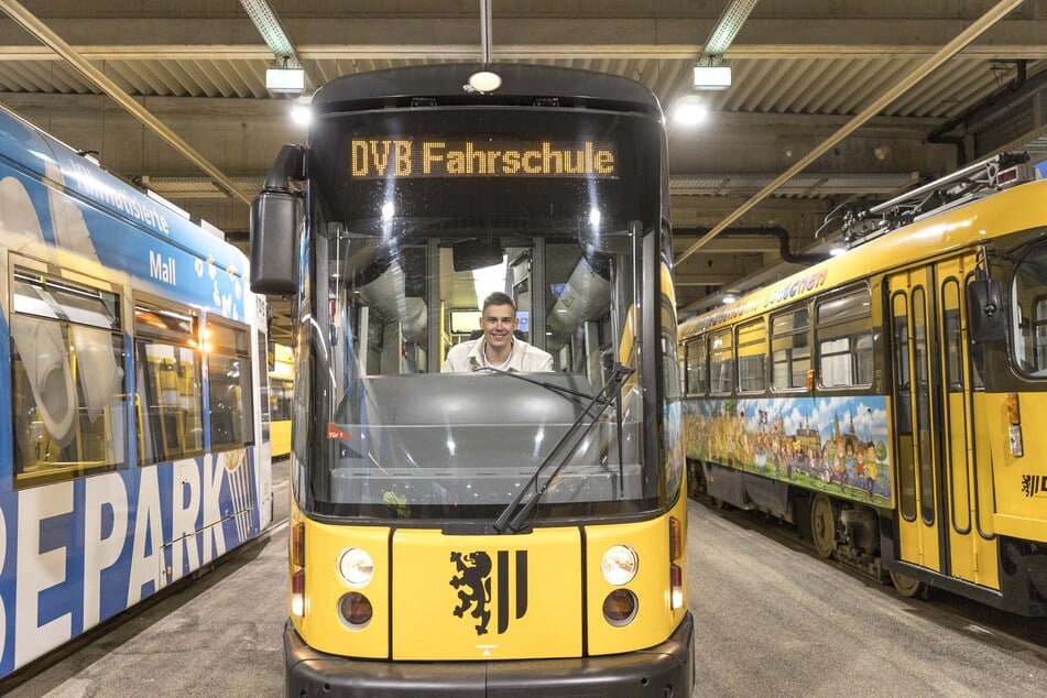 TAG24-Reporter Benjamin Schön (22) darf die Straßenbahn selbst durch die Stadt lenken.