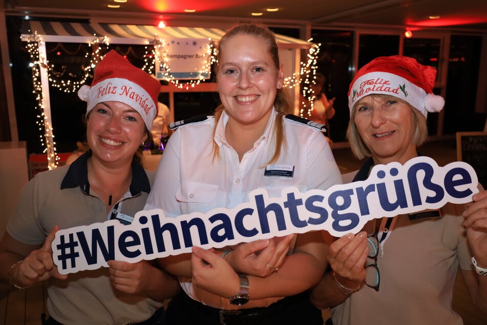 Azuf dem "Striezelmarkt" vom Pooldeck: Sarah mit ihren Kolleginnen Christine Schlegel (30, l.) aus Limburg an der Lahn und Angelika Mulle (61) aus Steyr/Österreich.