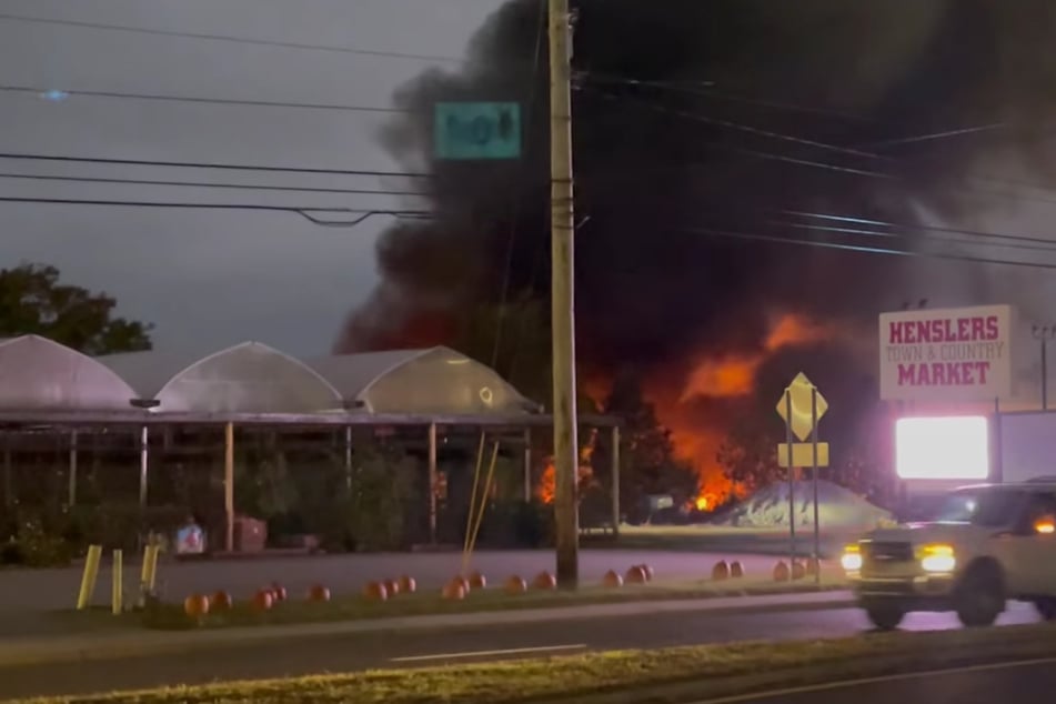 Flammen und dichter Rauch über der Absturzstelle: Das Flugzeugunglück ereignete sich auf einem Parkplatz direkt neben einer viel befahrenen Staatsstraße.