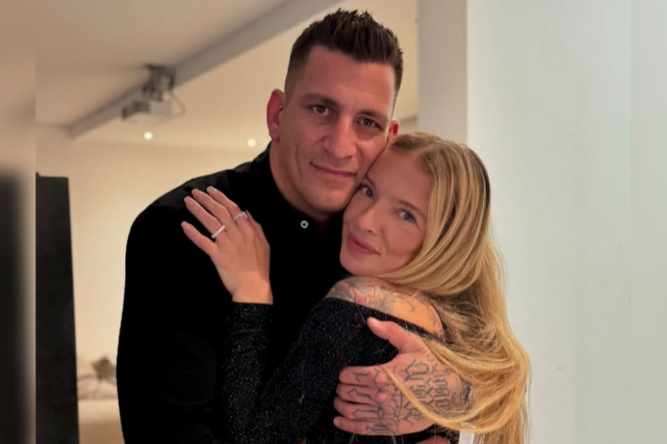 Die Blondine und der Musiker sind bereits seit etlichen Jahren zusammen und seit drei Jahren verheiratet. Sie haben drei Kinder zusammen.