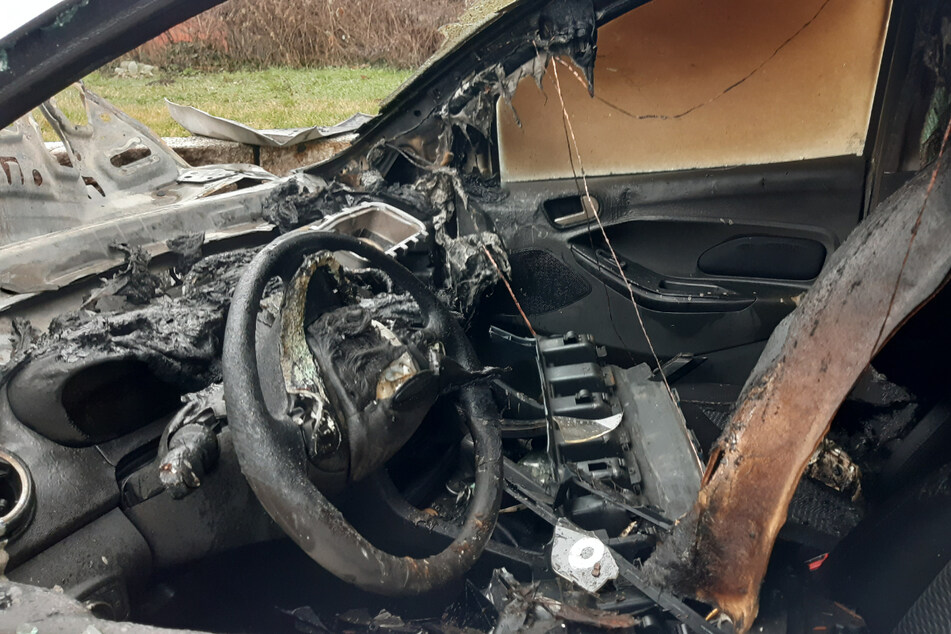 Das Fahrzeug fing Feuer und wurde schwer beschädigt.