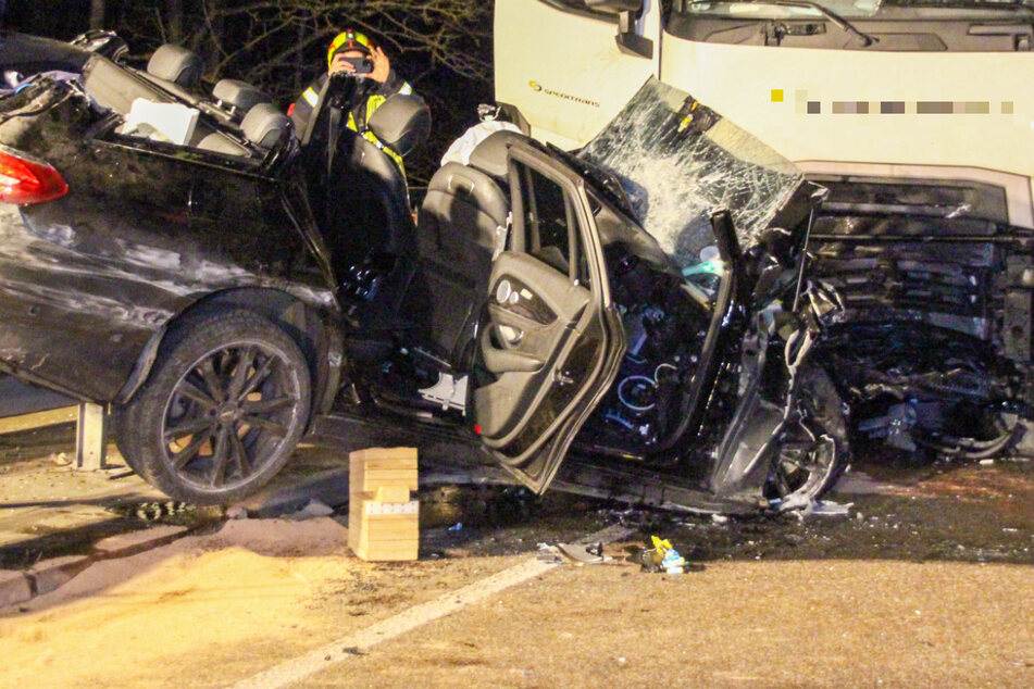 Die Rettungskräfte mussten das Unfallopfer aus dem Landkreis Schwandorf aus dem Wrack des Wagens befreien.