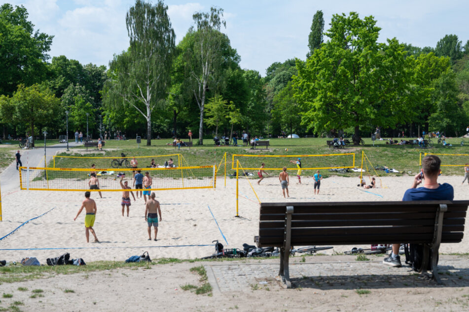 Freizeitsportler profitieren von den Lockerungen. In Berlin wird nun sogar schon wieder Beachvolleyball gespielt.^