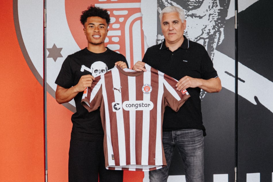 St.-Pauli-Sportchef Andreas Bornemann (53, r.) präsentiert Neuzugang Joel Chima Fujita (23).