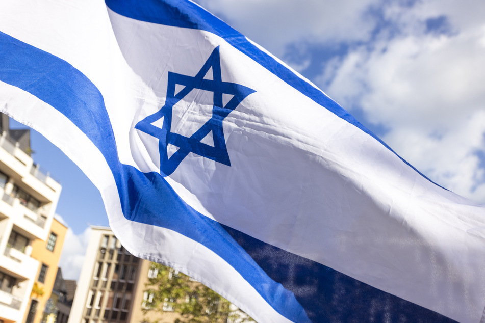 Die Stadt Leverkusen will nun erneut eine Israel-Flagge ans Rathaus hängen. (Symbolbild)