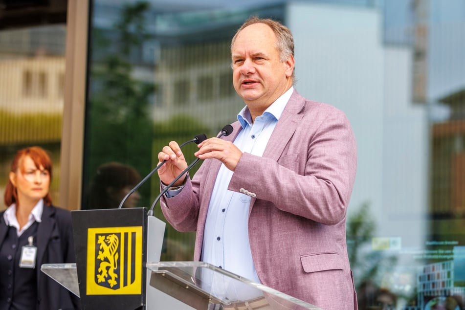 Um 10 Uhr begrüßte Oberbürgermeister Dirk Hilbert (54, FDP) die ersten Bürger.