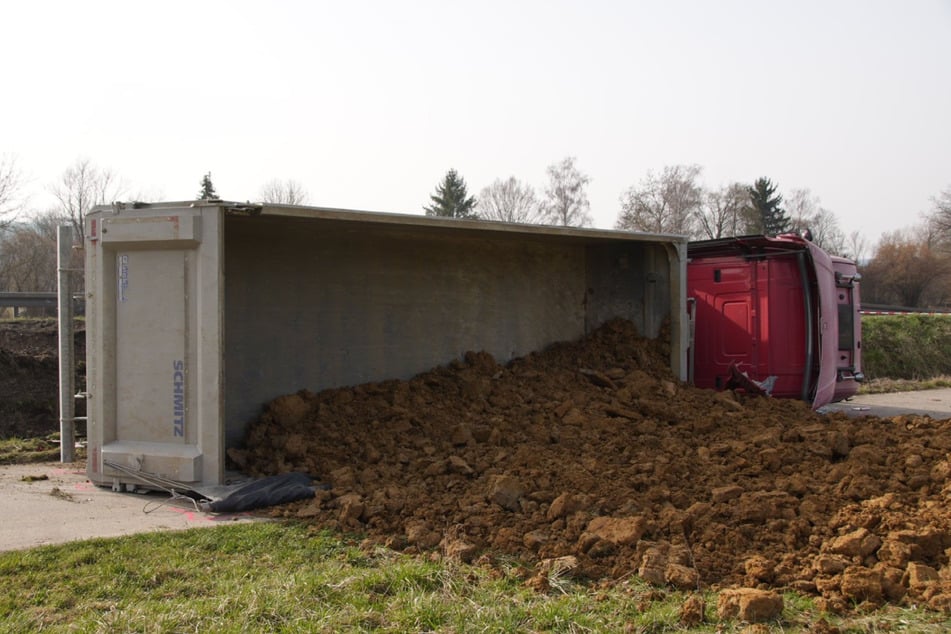 Der Laster kippte nach dem Unfall auf einen Radweg.