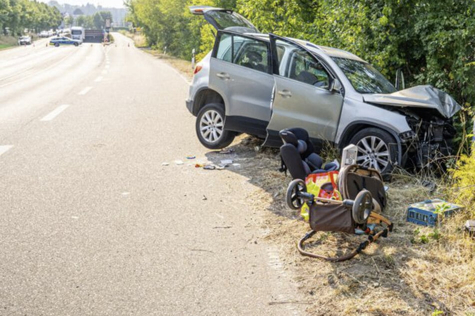 Sekundenschlaf am Steuer: Frau und Kleinkind (1) bei Unfall auf B10 schwer verletzt