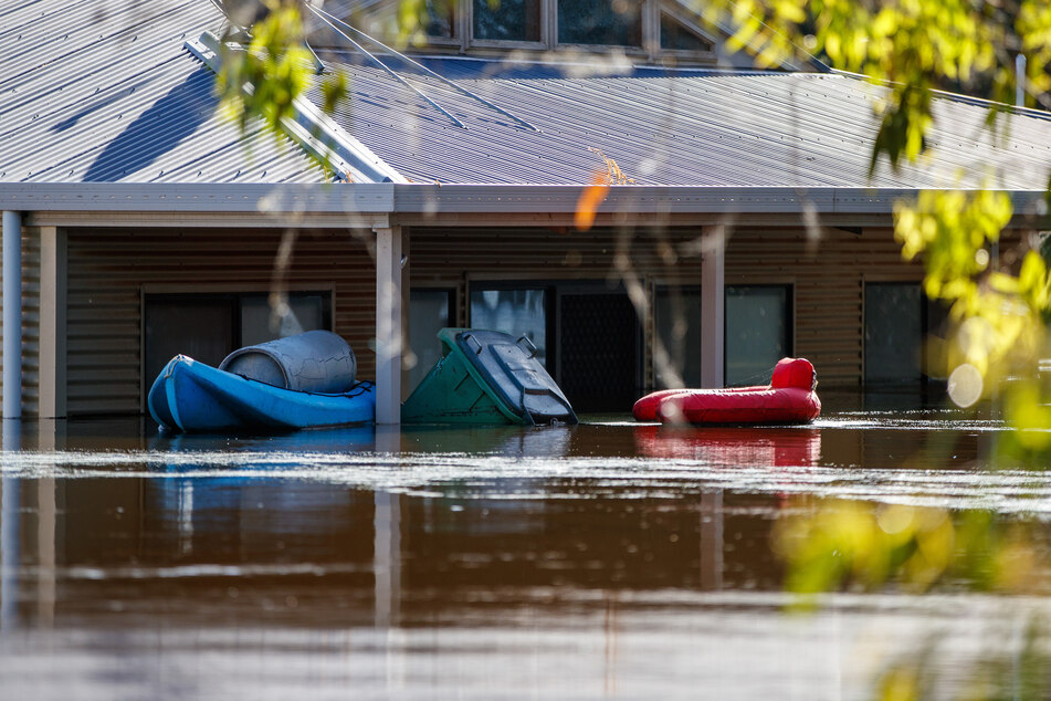 Ein Haus steht im Hochwasser des über die Ufer getretenen Murray River. Der Fluss hat nach Behördenangaben Ende Dezember seinen Höchststand erreicht. Flussabwärts gelegene Städte sollen weiter in höchster Alarmbereitschaft bleiben.