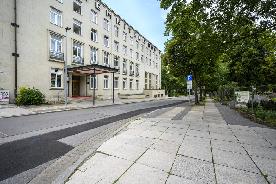 Die Zufahrten bzw. Zugänge zum Theaterplatz im Bereich des Hotels Chemnitzer Hof und der St. Petrikirche sollen umgestaltet und saniert werden.