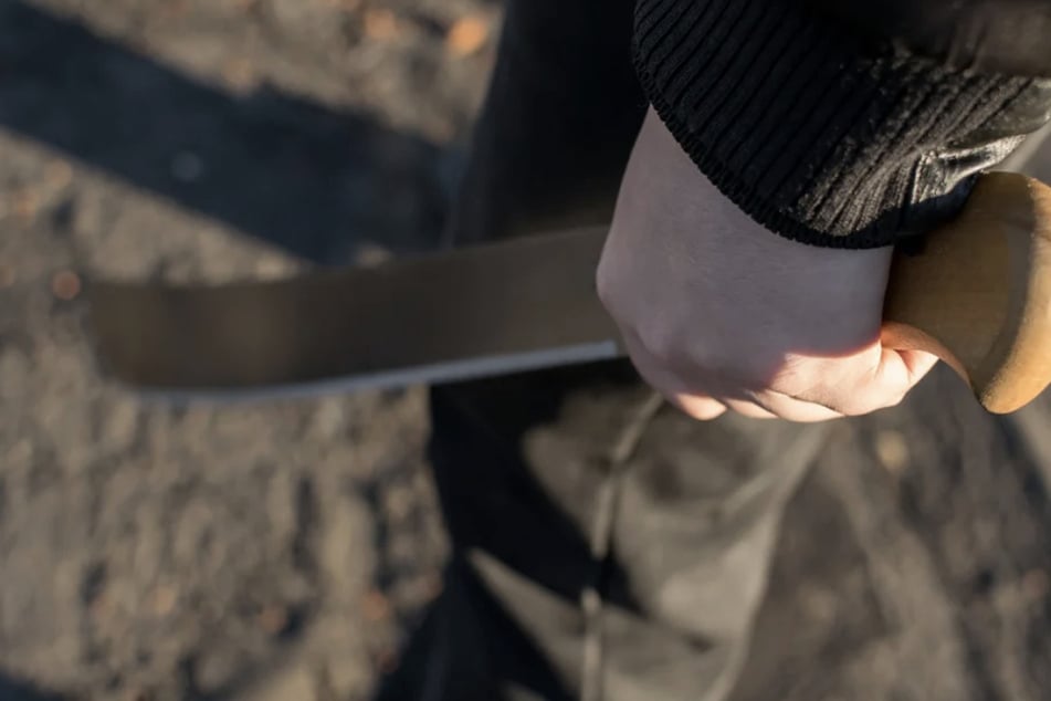 Junger Mann mit Machete vor Rathaus: Als die Polizei da ist, will er danach greifen