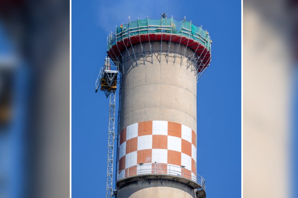 Der 225 Meter hohe Schornstein des Heizkraftwerks Süd wurde mit einem Bagger abgetragen.